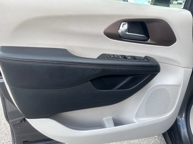 Used 2019 Chrysler Pacifica Touring-L FWD image 9