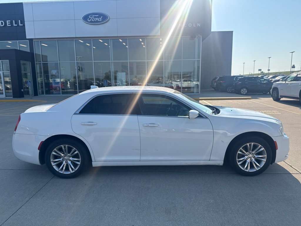 Used 2017 Chrysler 300 Limited RWD image 3