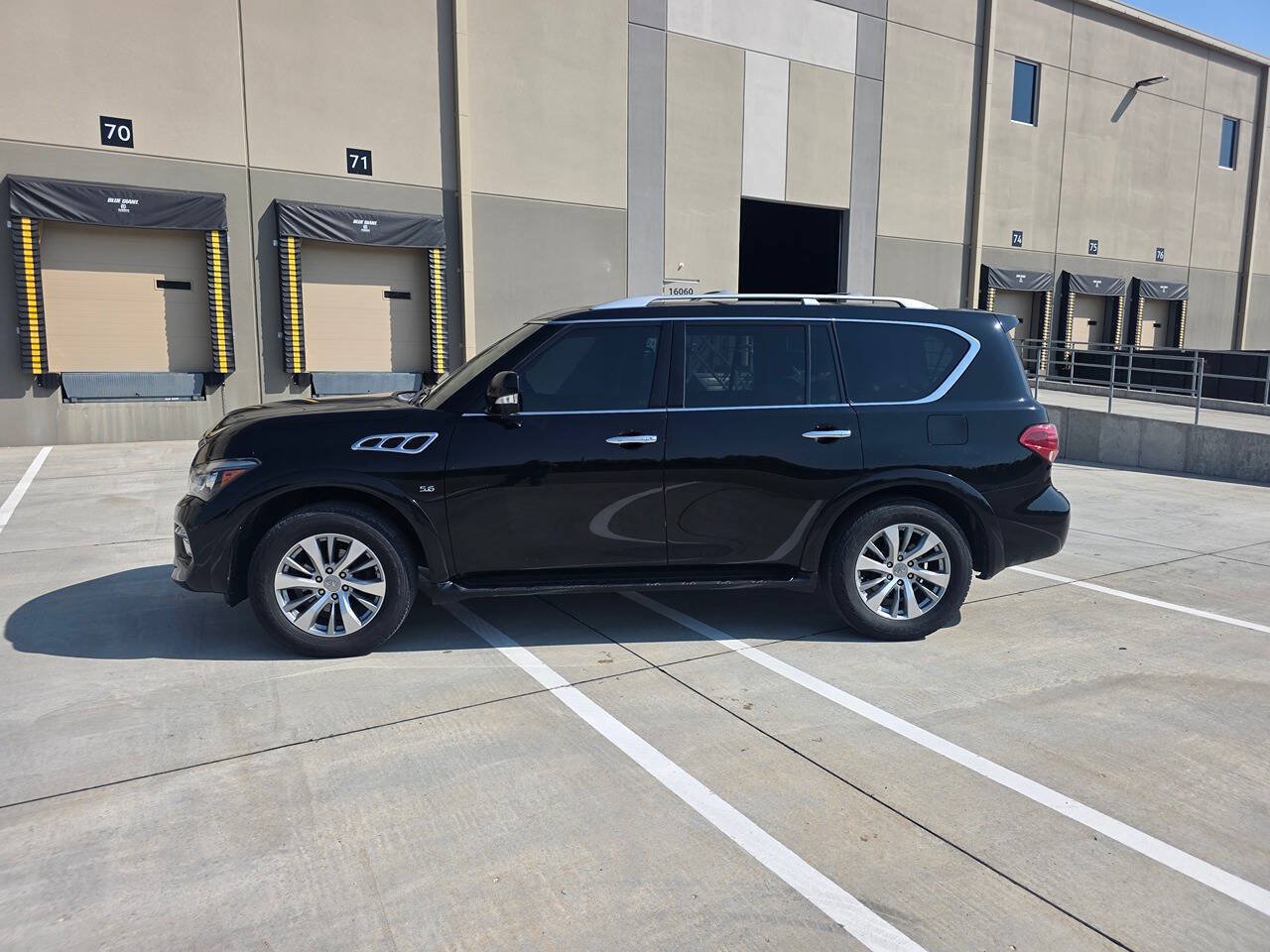 Used 2016 INFINITI QX80 4WD w/ All Season Package image 3