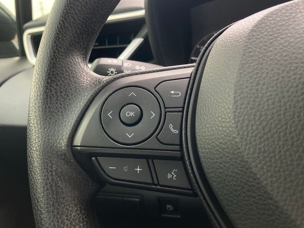 Used 2025 Toyota Corolla LE FWD image 11