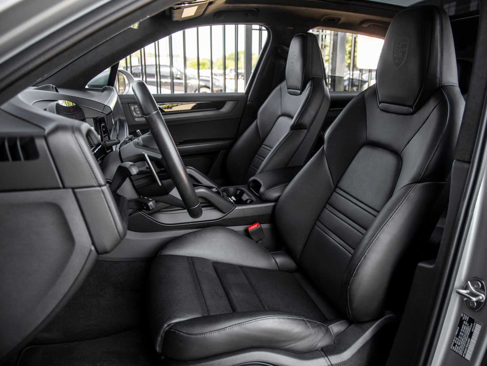 Used 2025 Porsche Cayenne GTS AWD/4WD image 5
