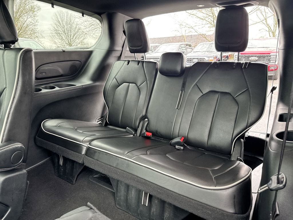 Used 2025 Chrysler Pacifica Limited image 25