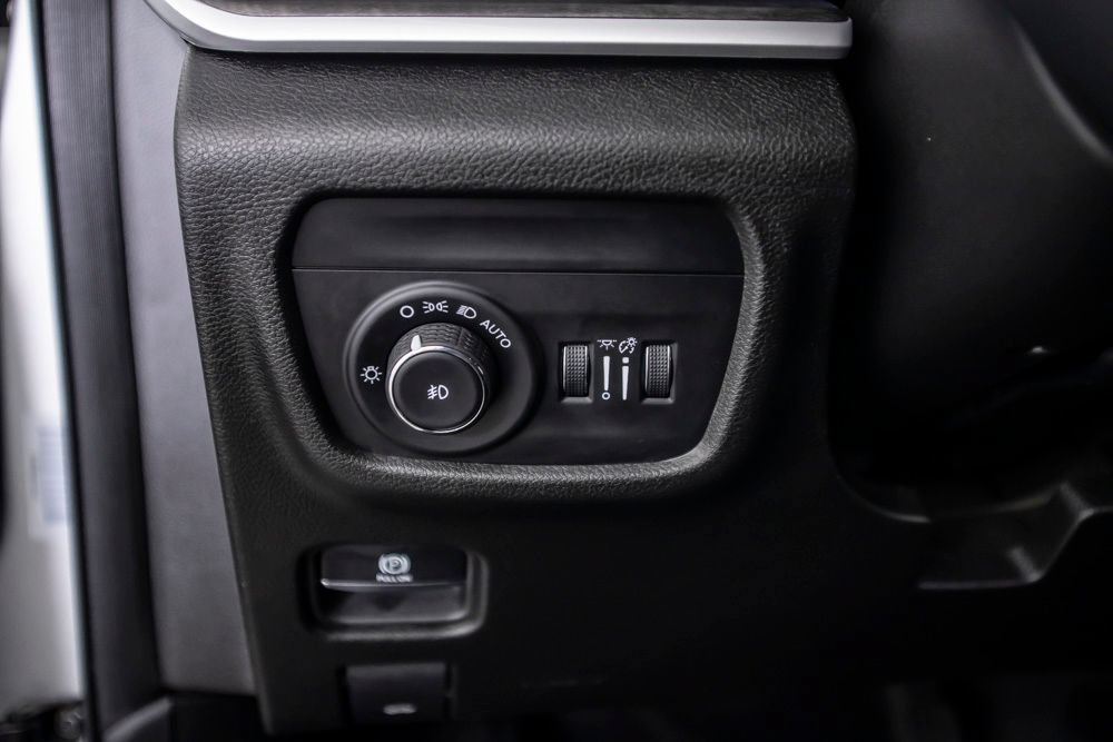 Used 2023 Jeep Grand Cherokee L Limited AWD/4WD image 39