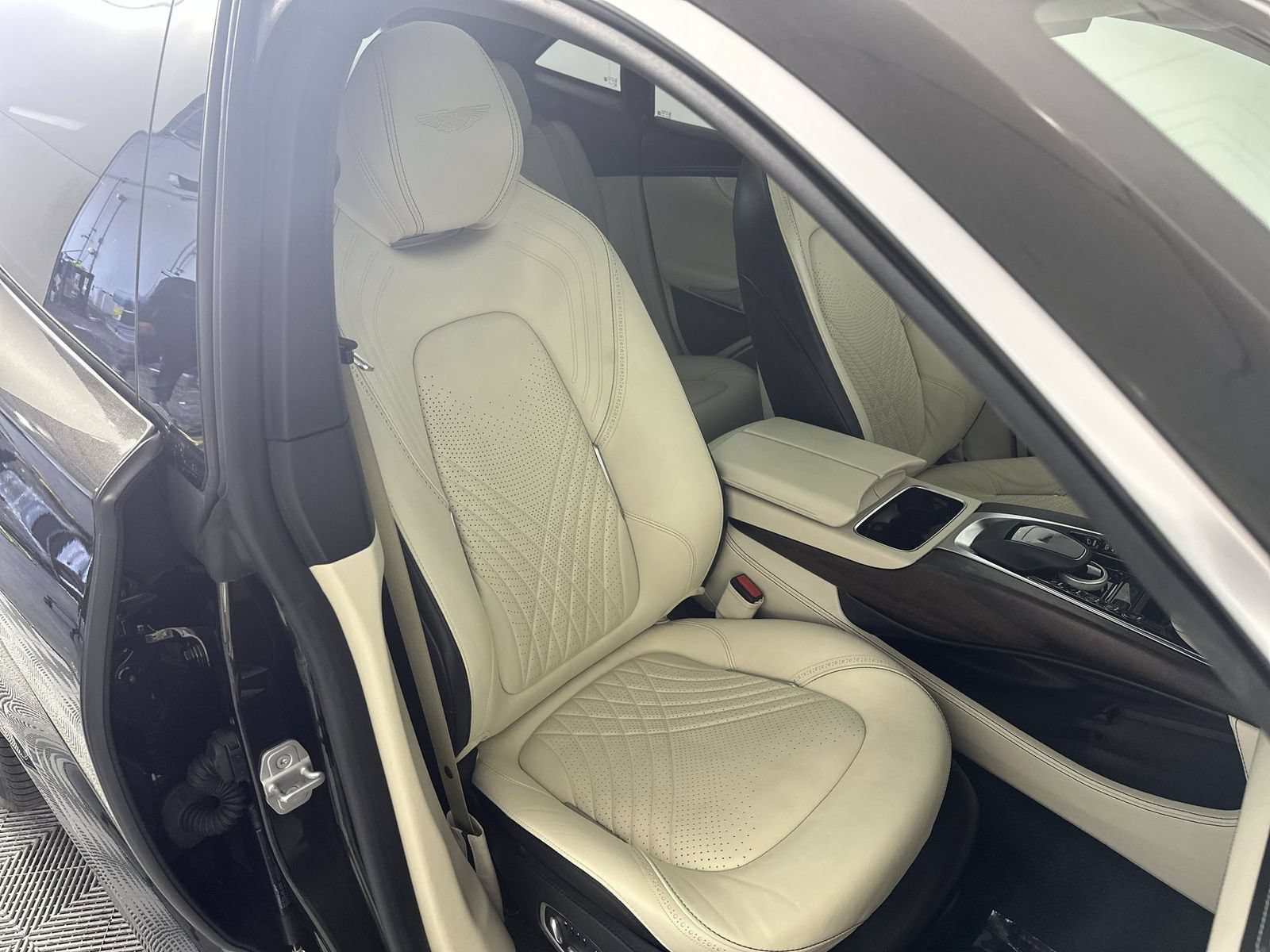 Used 2021 Aston Martin DBX AWD/4WD image 27