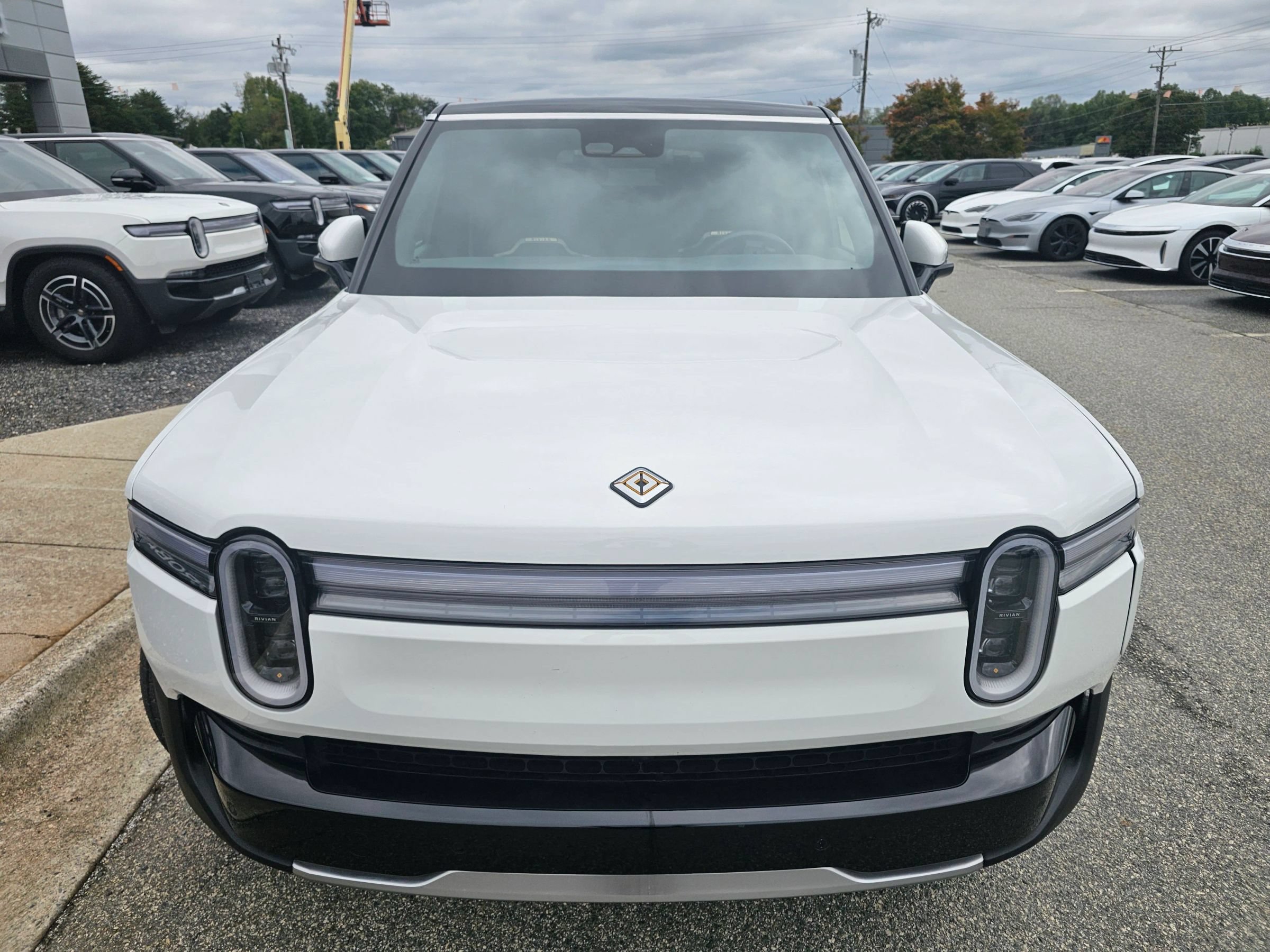 Used 2025 Rivian R1S Adventure Dual AWD/4WD image 9