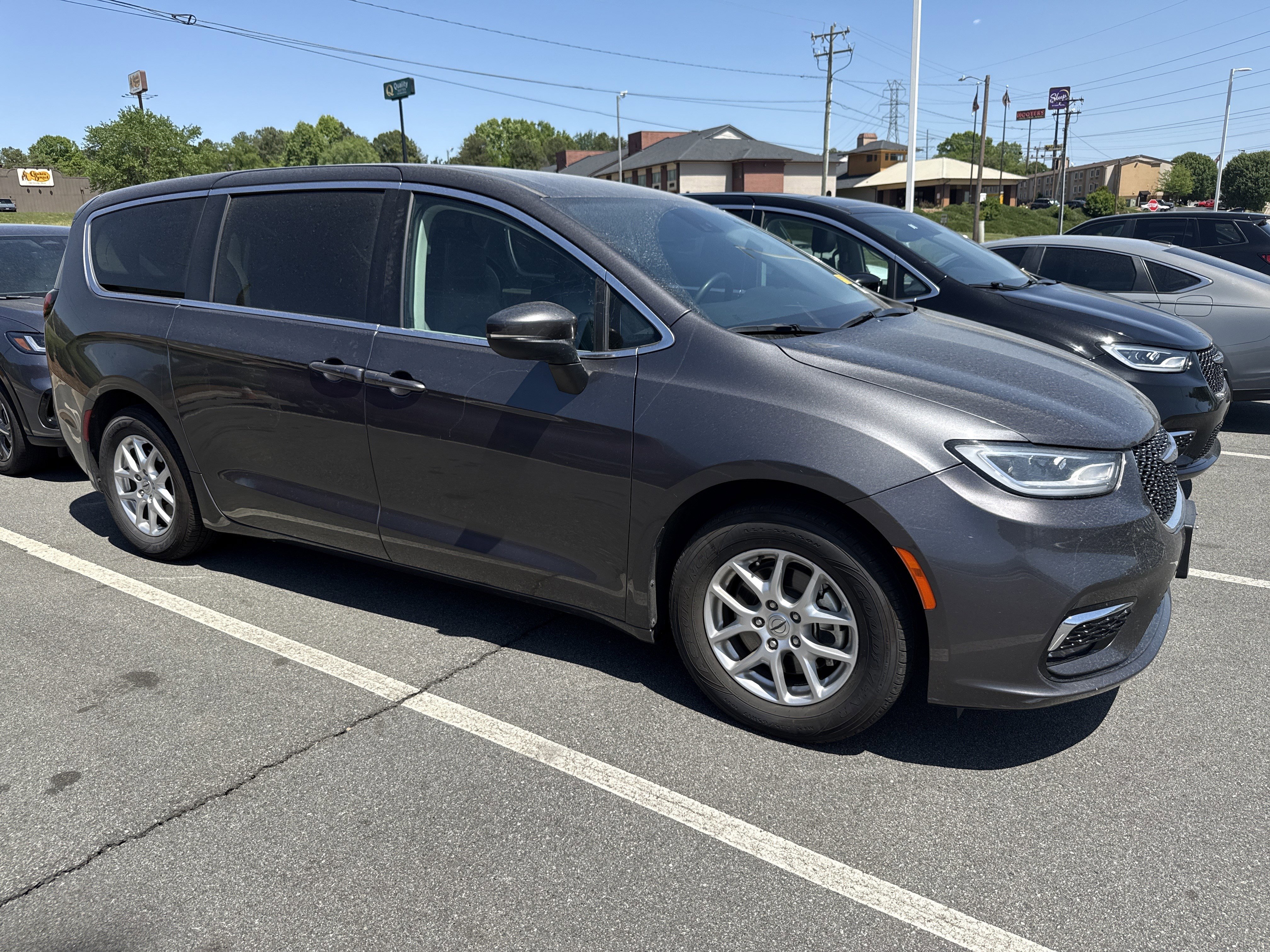 Used 2023 Chrysler Pacifica Touring-L FWD image 1