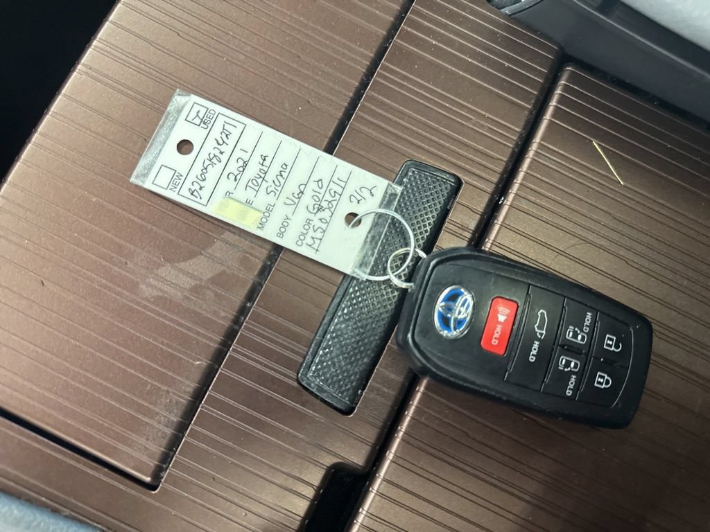 Used 2021 Toyota Sienna XLE FWD image 40