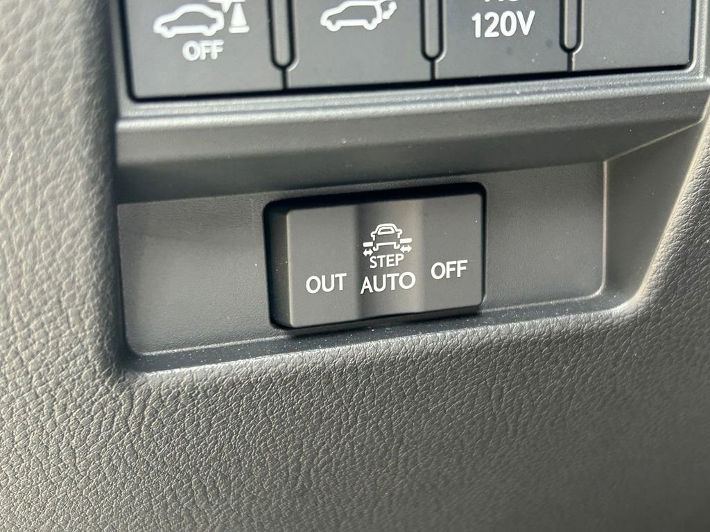 Used 2025 Lexus GX 550 w/ Accessory Package (2T) AWD/4WD image 31