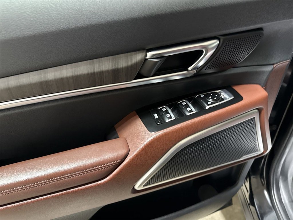 Used 2024 Kia Telluride EX w/ EX Captain's Chair Package image 22
