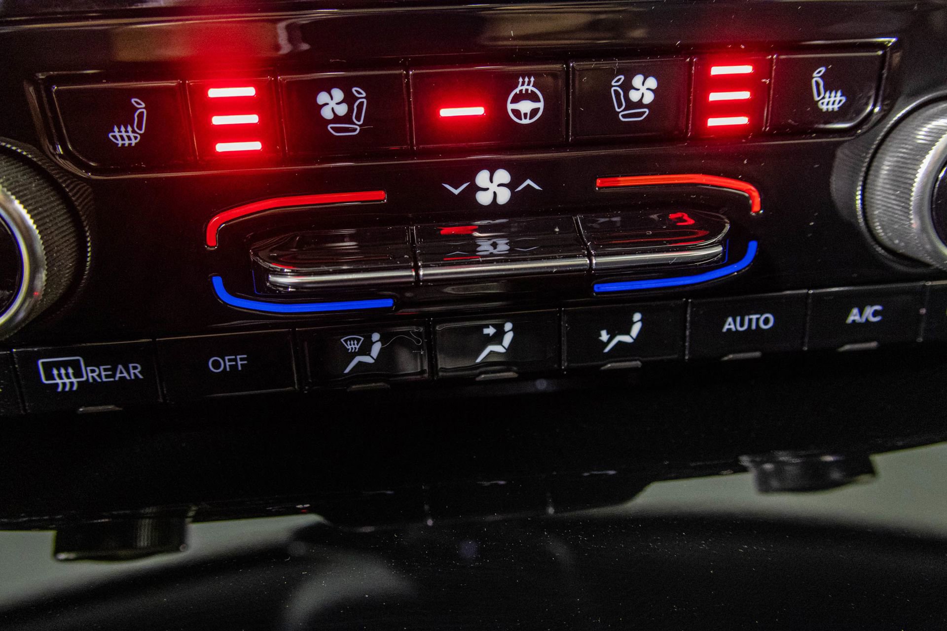 Used 2024 Jeep Grand Cherokee Overland w/ Luxury Tech Group IV image 12