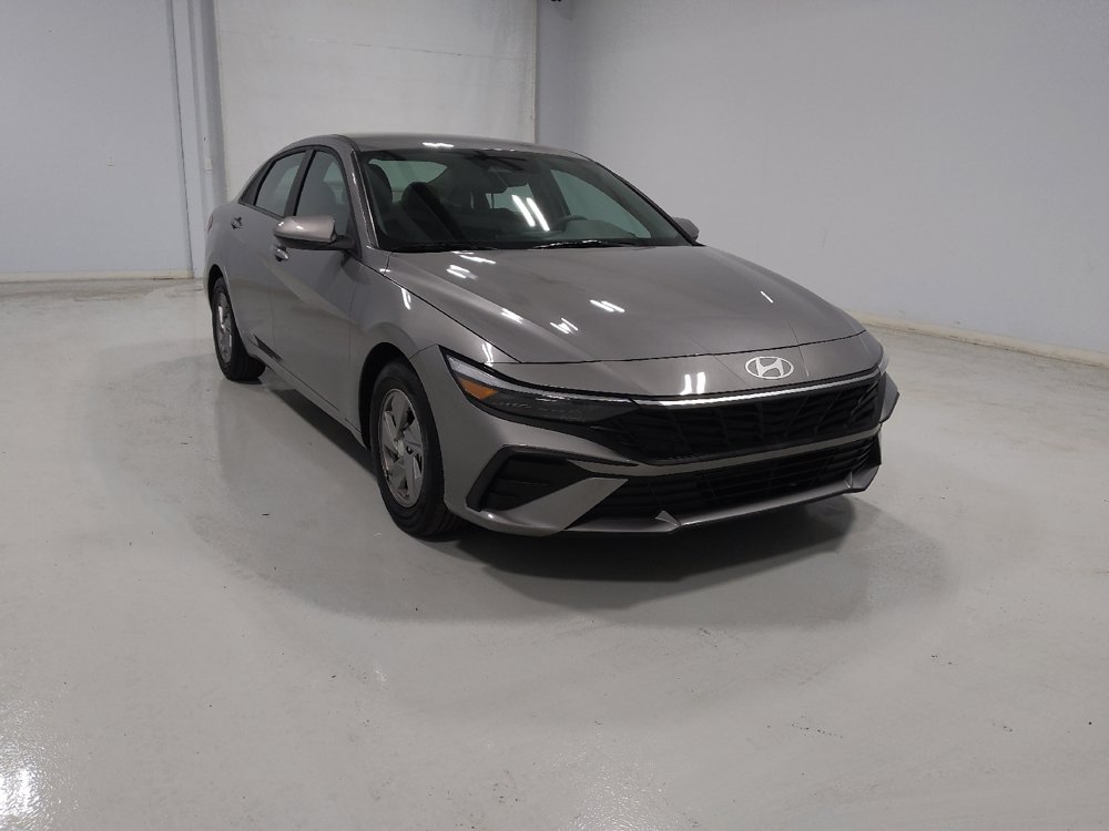 Used 2025 Hyundai Elantra SE FWD image 11