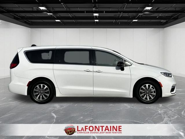 Used 2024 Chrysler Pacifica Limited FWD image 6