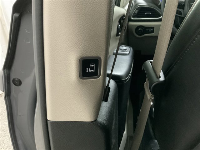 Used 2023 Chrysler Pacifica Limited image 20