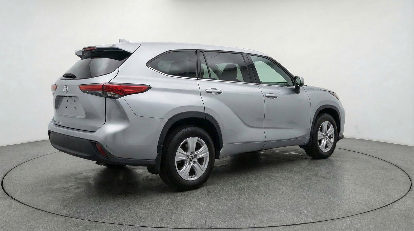 Used 2025 Toyota Highlander LE image 9
