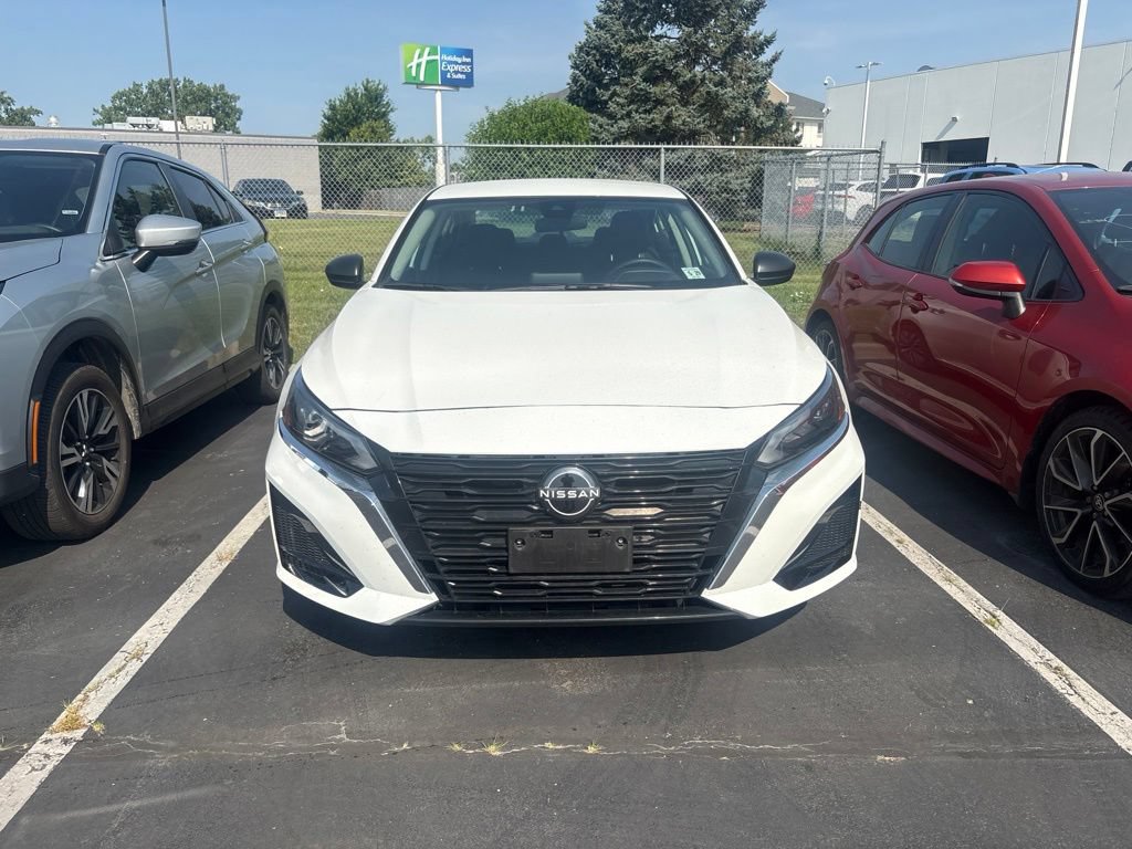 Used 2025 Nissan Altima 2.5 SV FWD image 2