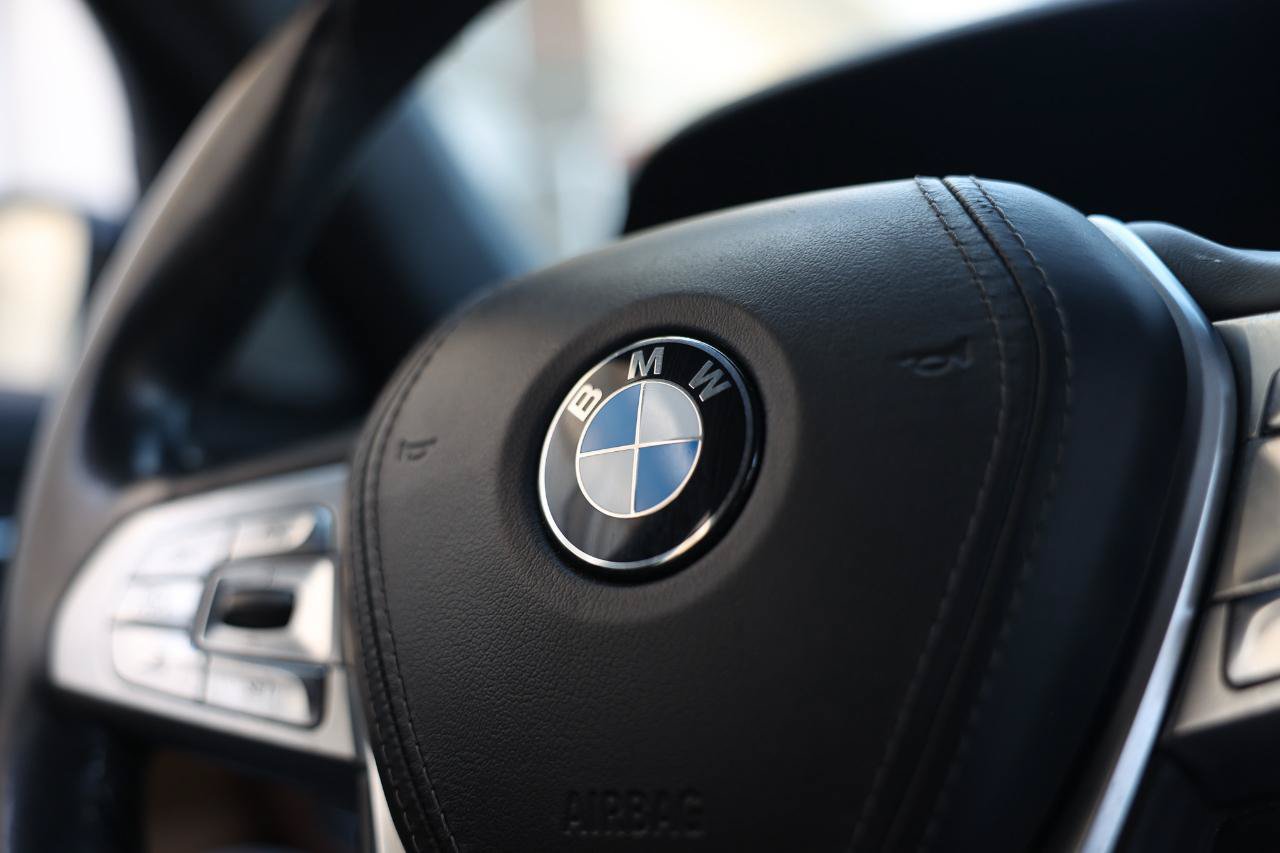Used 2016 BMW 750i xDrive AWD/4WD image 32