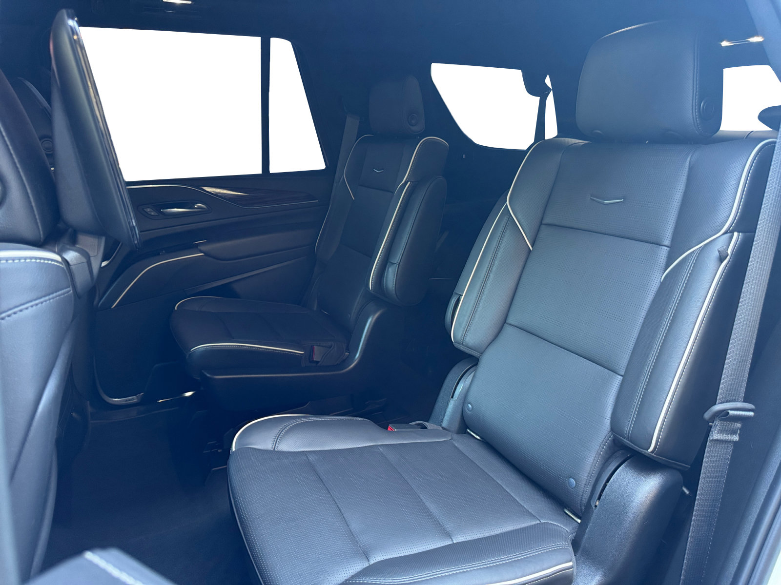 Used 2021 Cadillac Escalade Premium Luxury AWD/4WD image 13