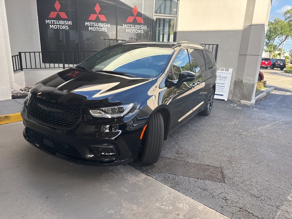 Used 2025 Chrysler Pacifica Select w/ Fav Edition Package