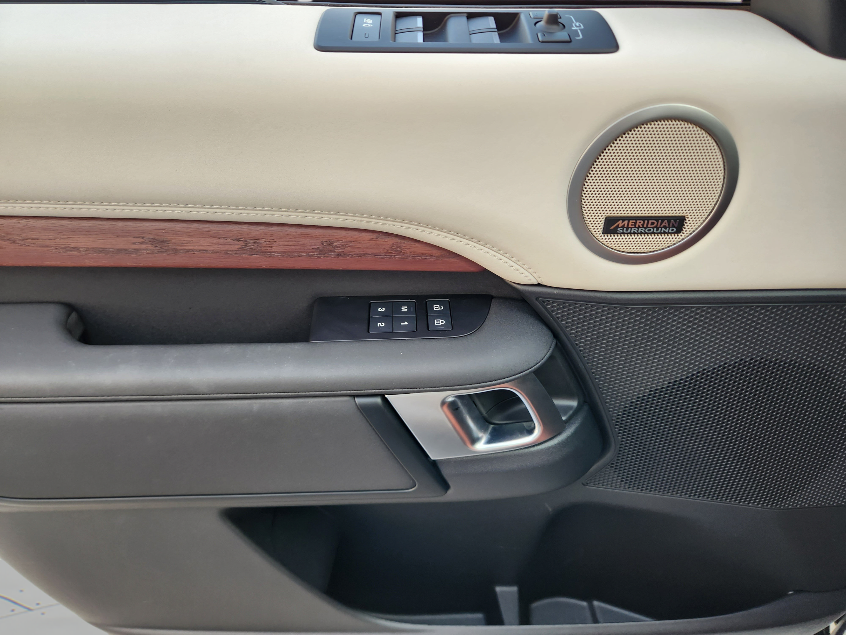 Certified 2025 Land Rover Discovery S AWD/4WD image 19