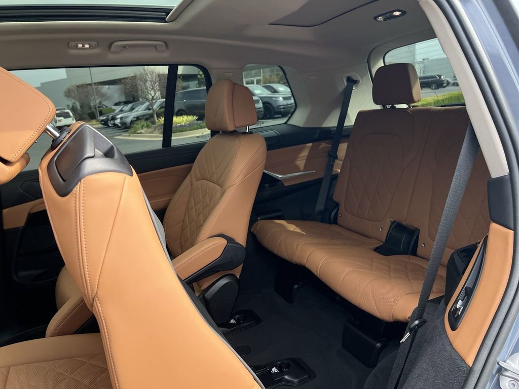 Used 2024 BMW X7 xDrive40i w/ Parking Assistance Package image 19
