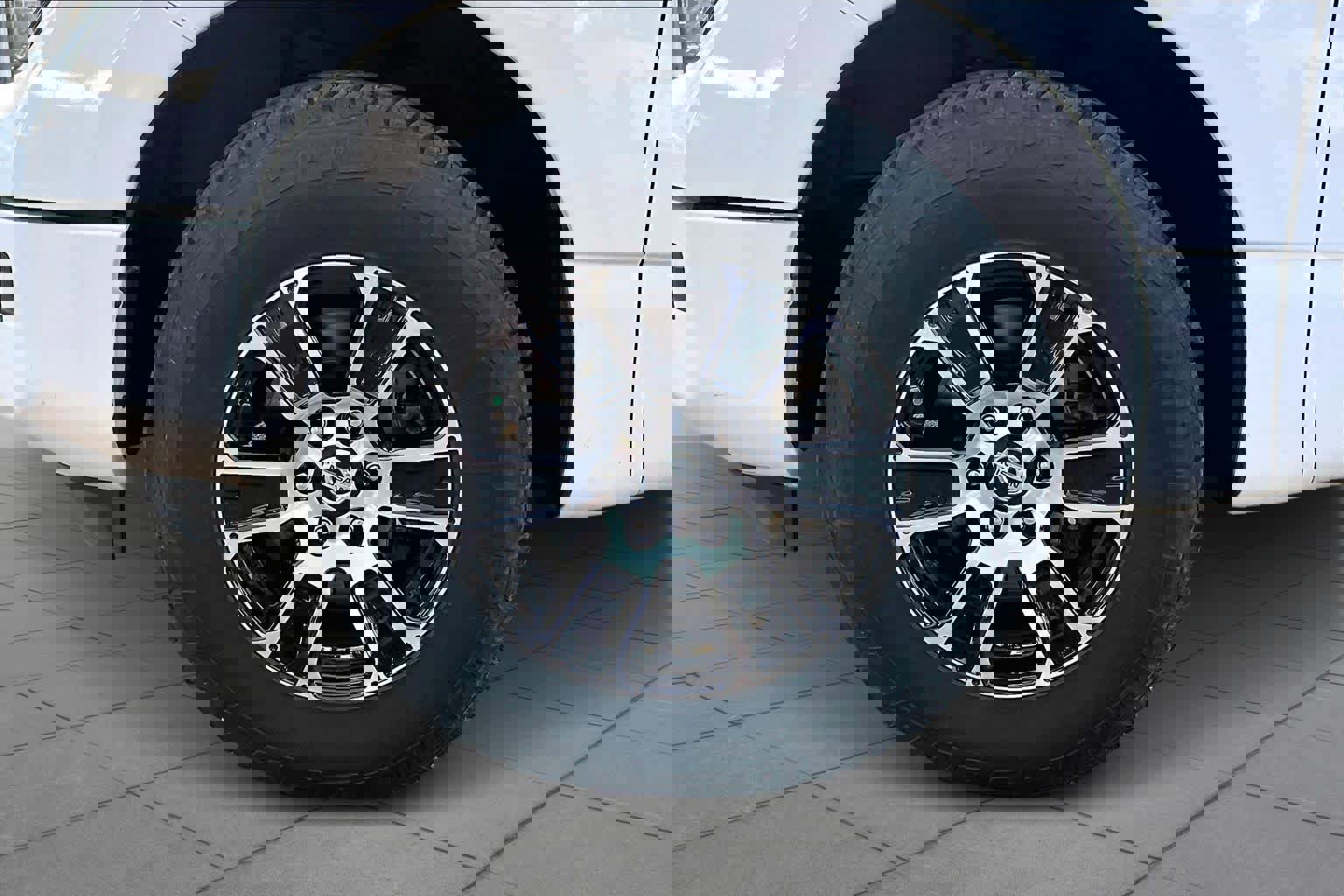 Used 2022 Nissan Titan SV image 11