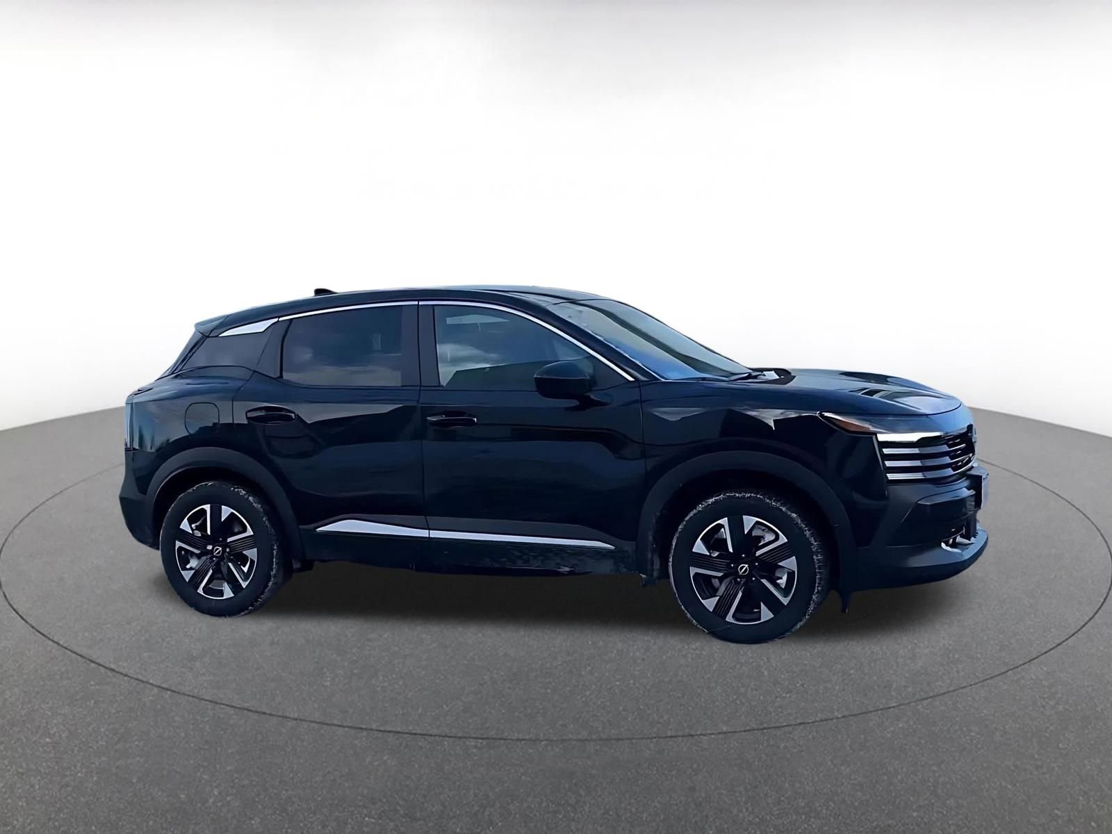 Used 2025 Nissan Kicks SV image 2