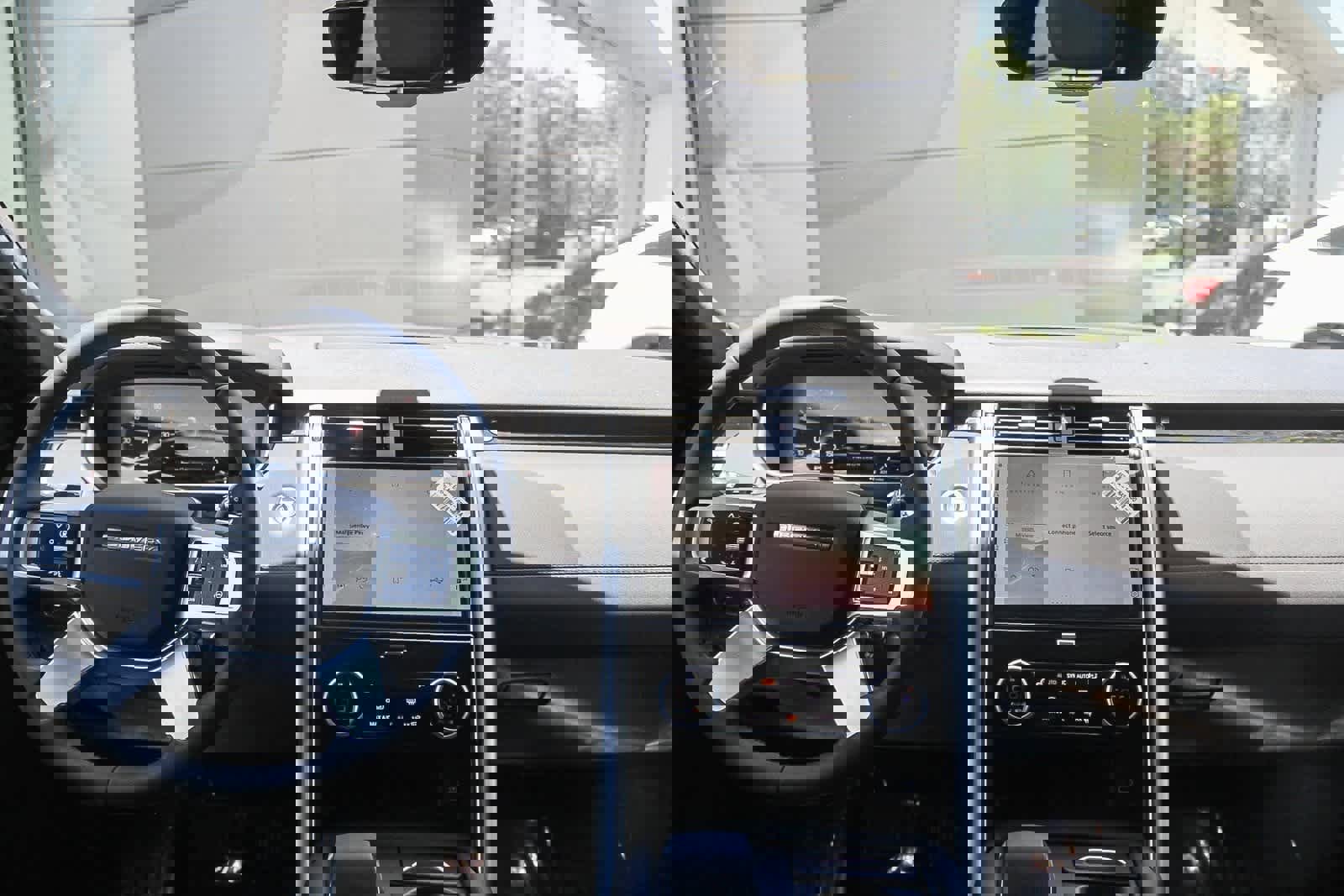 New 2025 Land Rover Discovery S image 12