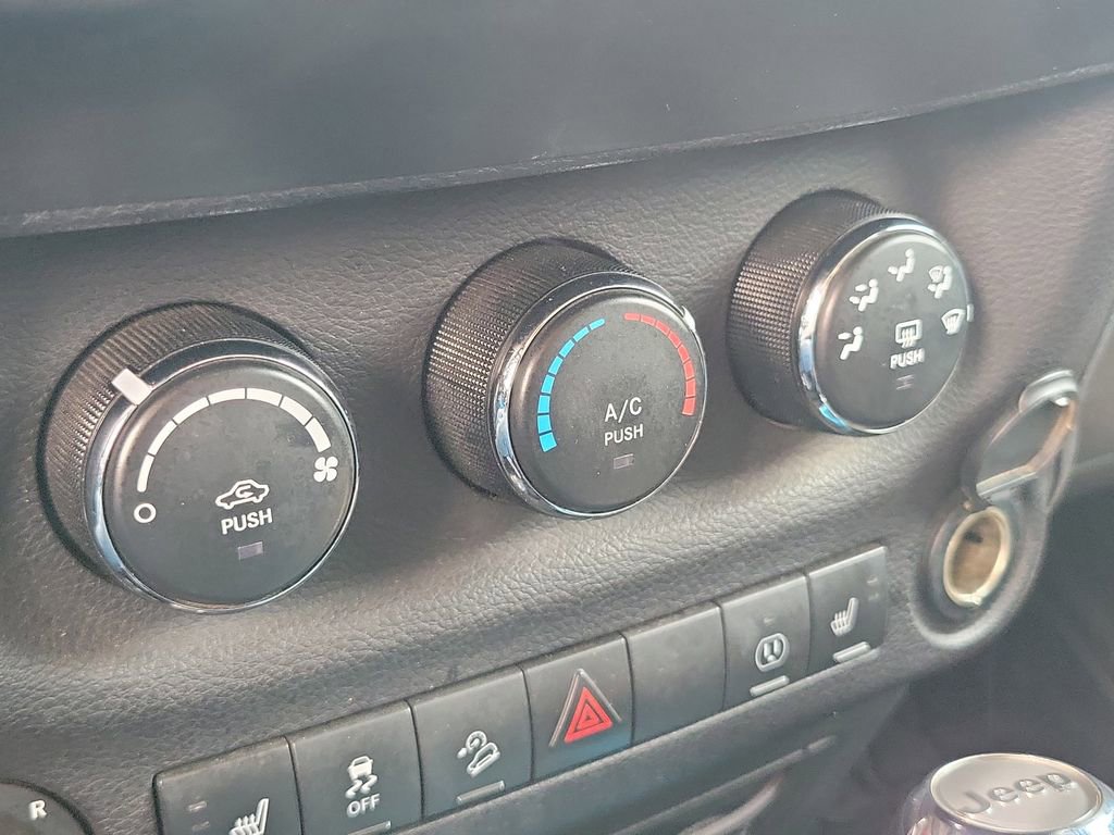 Used 2018 Jeep Wrangler Unlimited Sahara AWD/4WD image 16