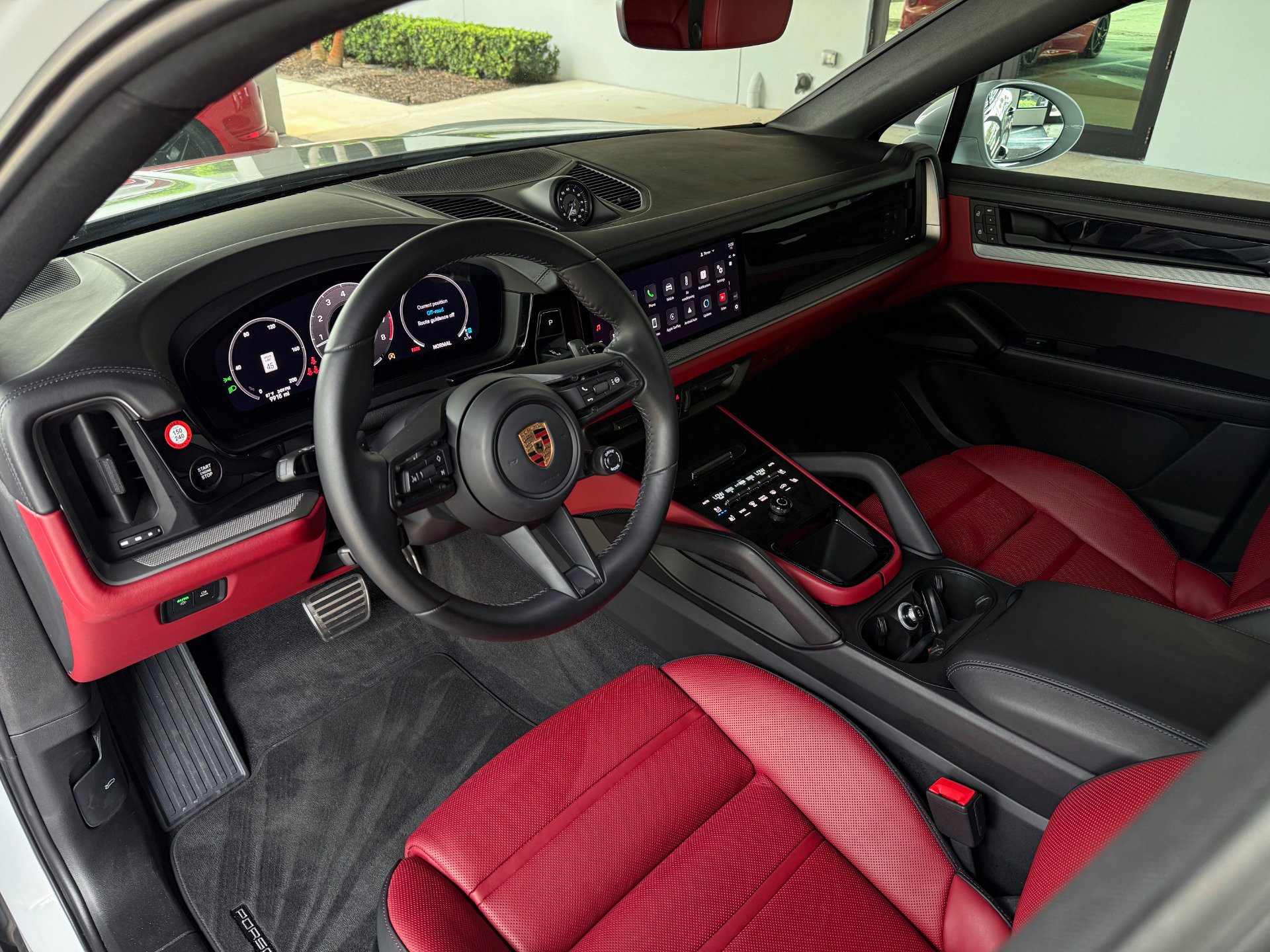 Used 2024 Porsche Cayenne S image 2