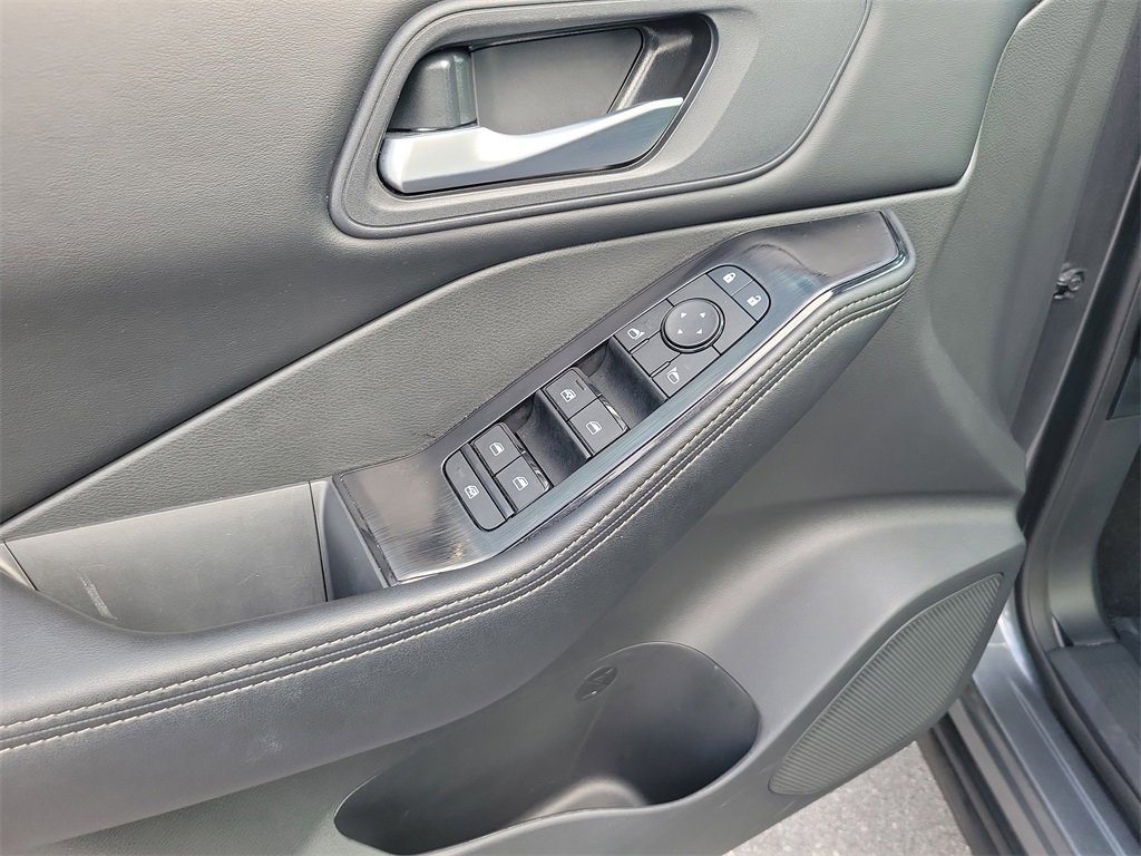 Certified 2025 Nissan Rogue SV image 15