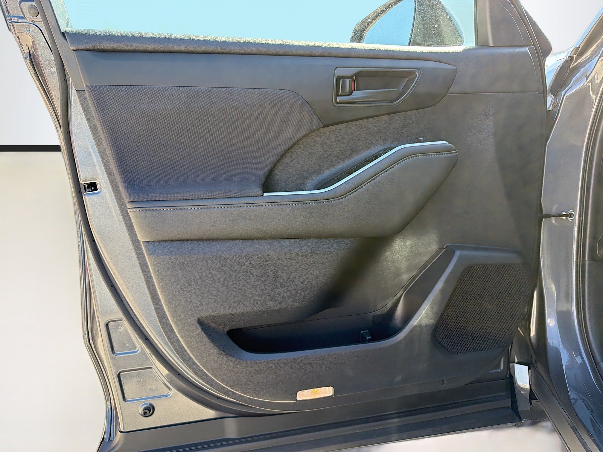 Used 2024 Toyota Highlander LE image 23