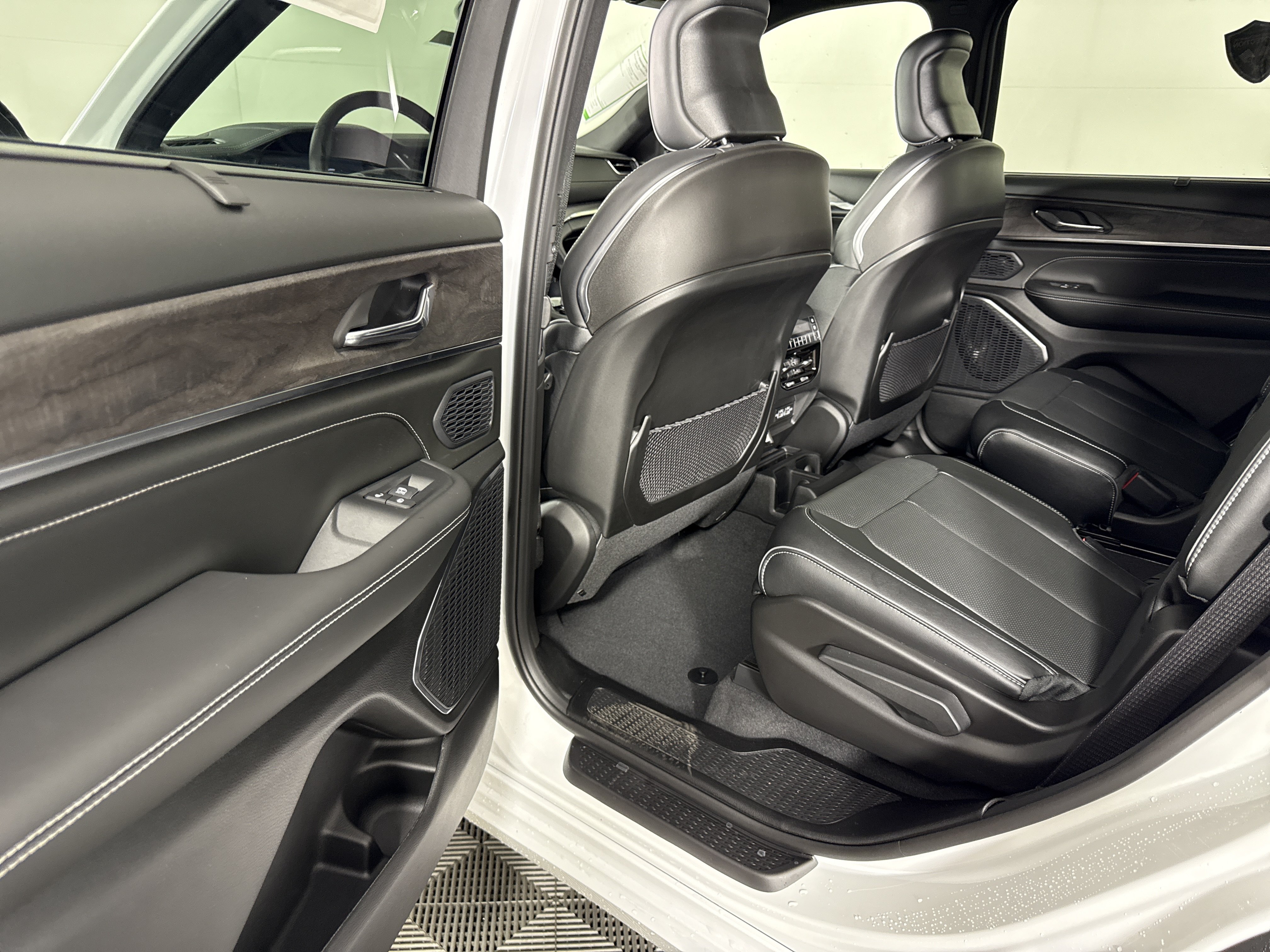 New 2025 Jeep Grand Cherokee L Overland w/ Advanced Protech Group III AWD/4WD image 20