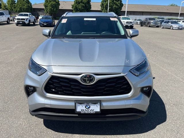 Used 2023 Toyota Highlander XLE FWD image 2