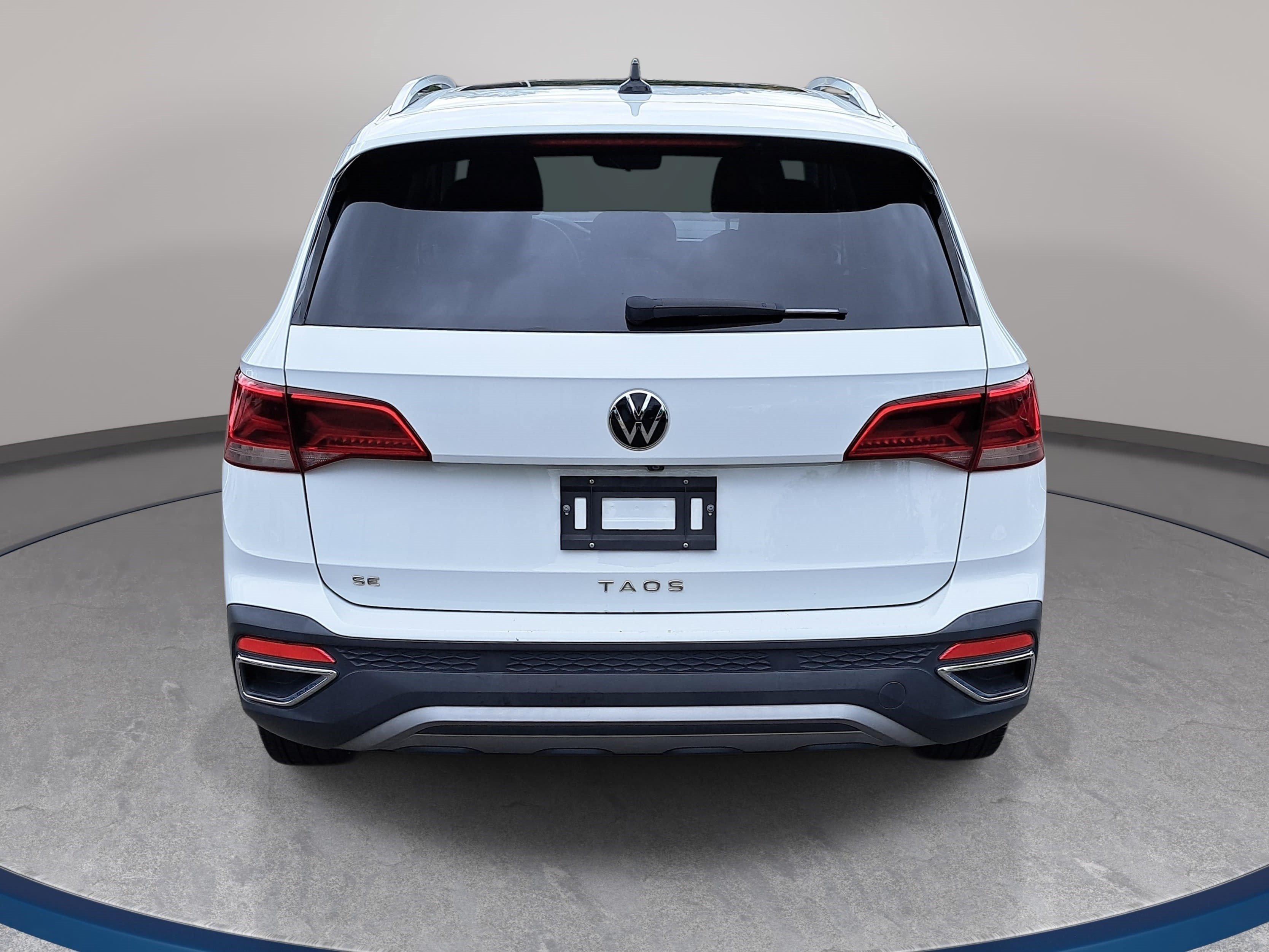 Used 2023 Volkswagen Taos SE w/ Panoramic Sunroof Package FWD image 6