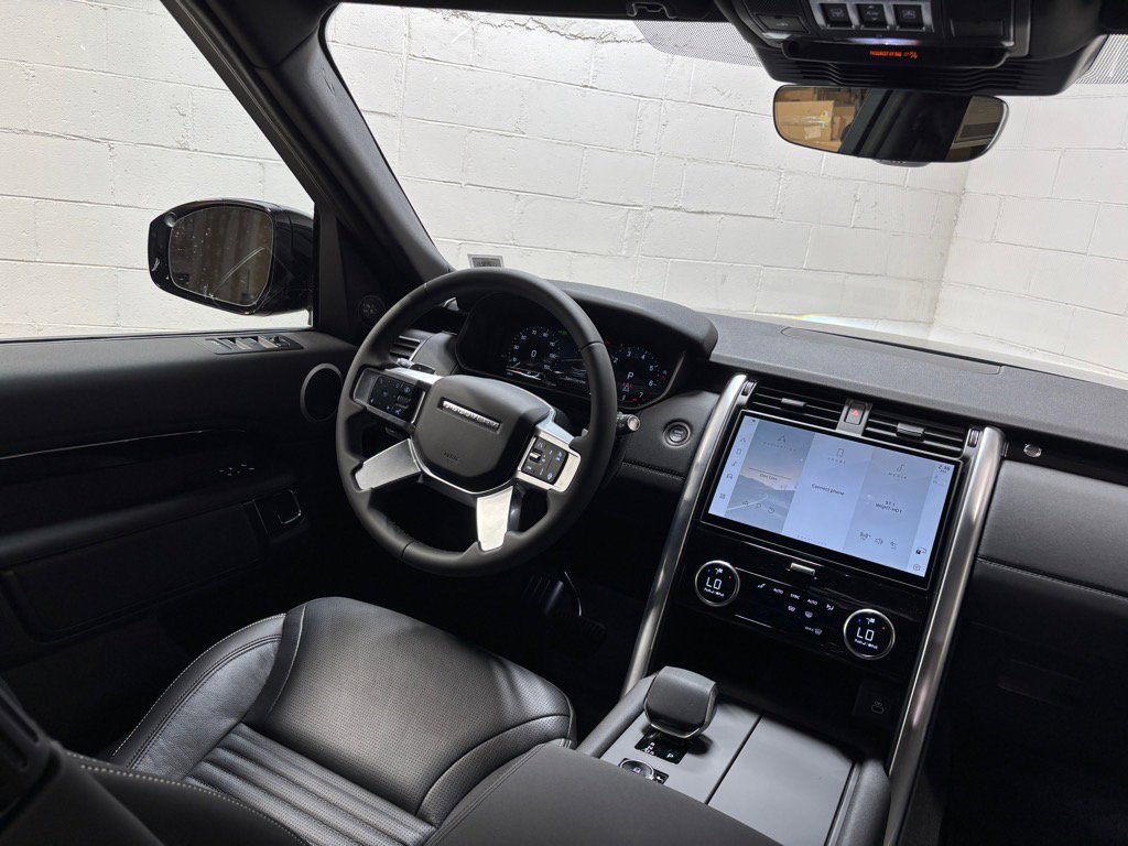 Used 2025 Land Rover Discovery S image 33