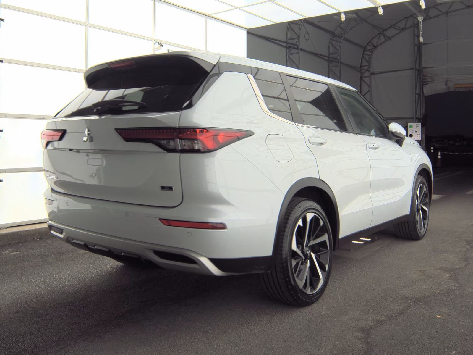 Used 2023 Mitsubishi Outlander ES image 6