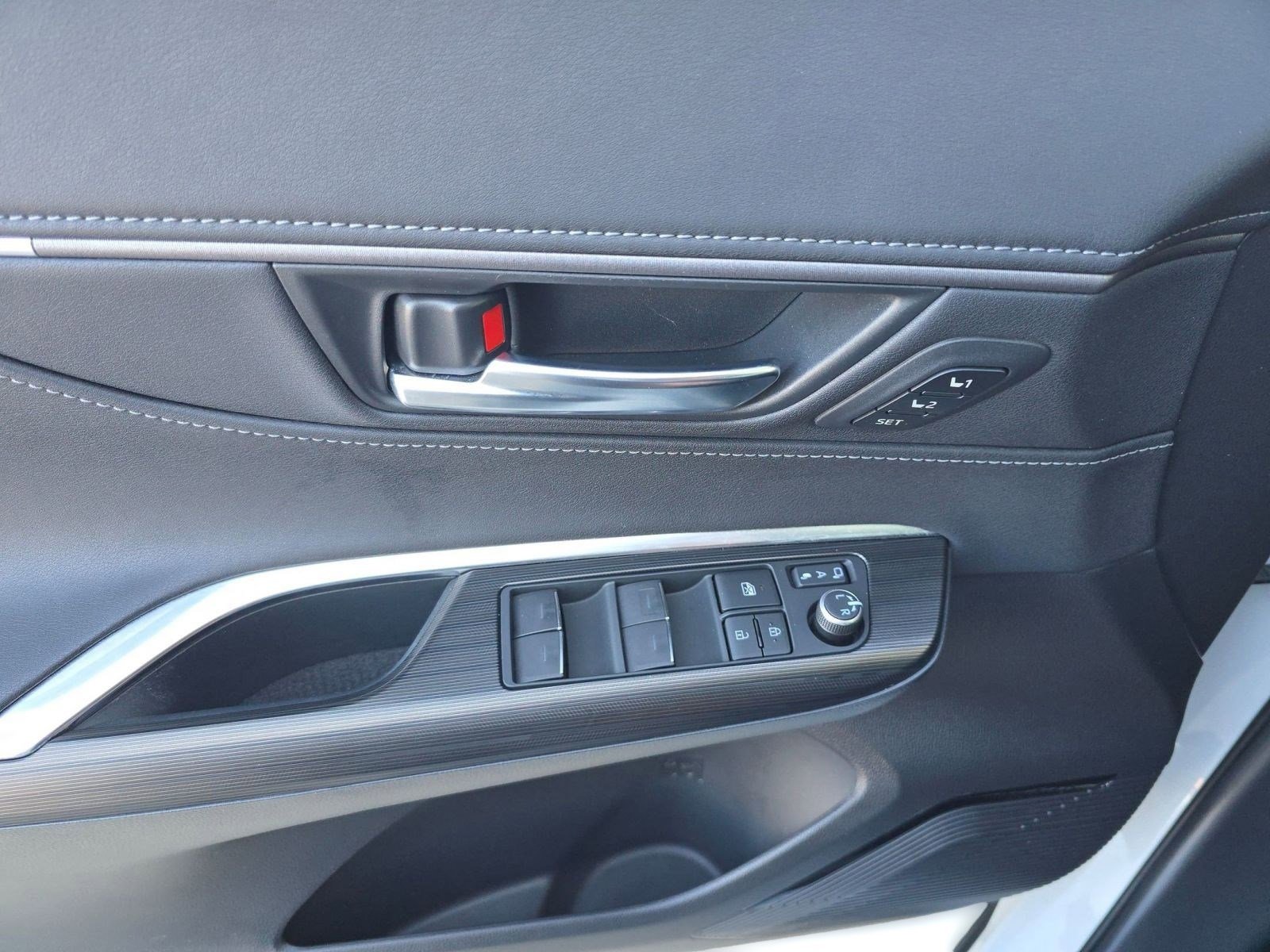 Used 2023 Toyota Venza Limited image 22