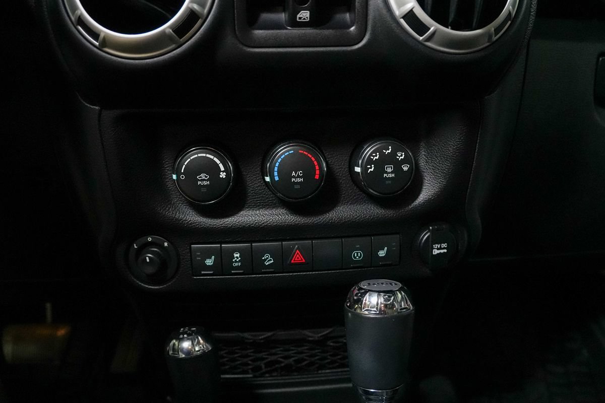 Used 2017 Jeep Wrangler Unlimited Sahara w/ Connectivity Group AWD/4WD image 14