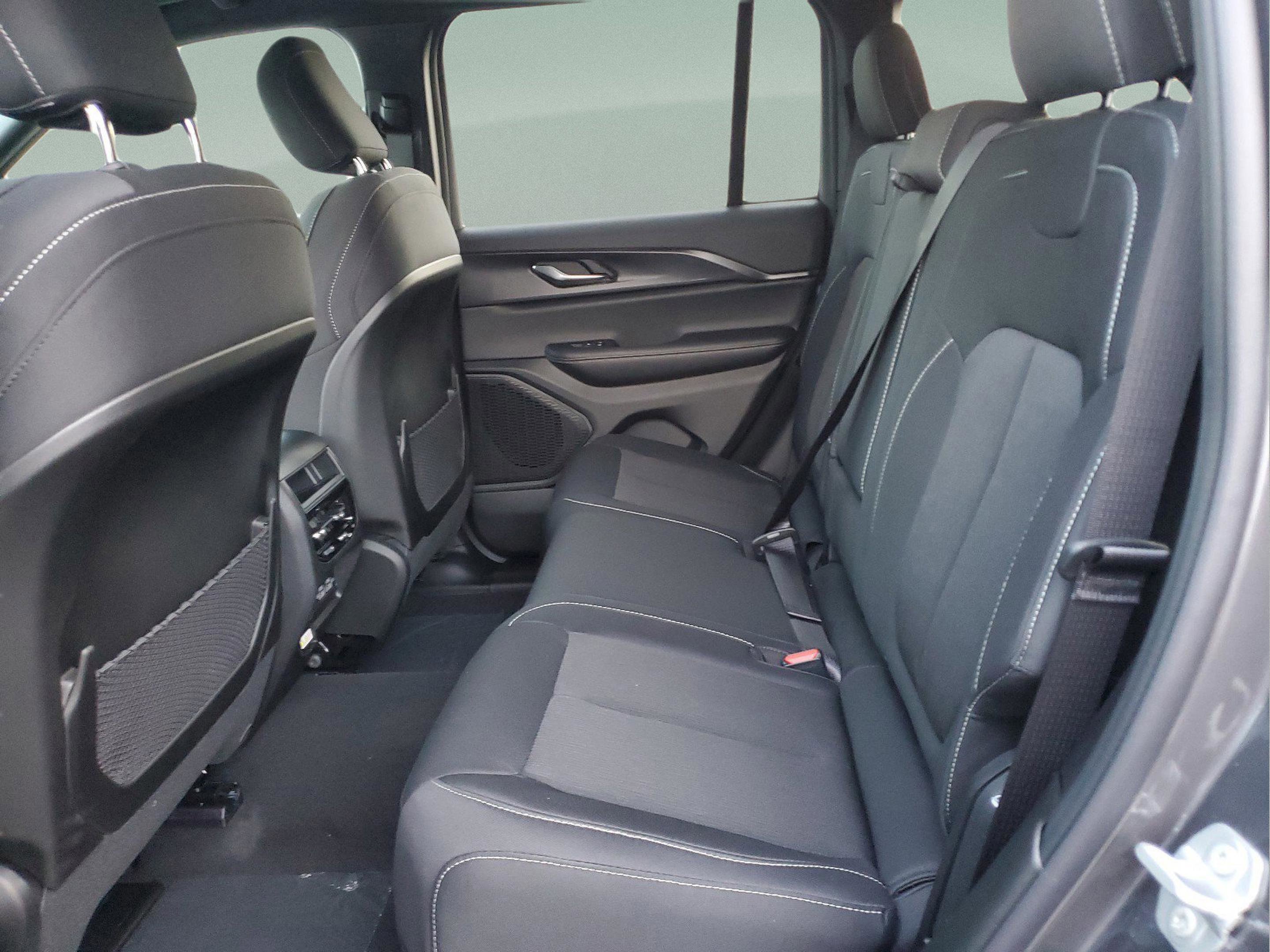 New 2025 Jeep Grand Cherokee Laredo w/ Luxury Tech Group I image 7