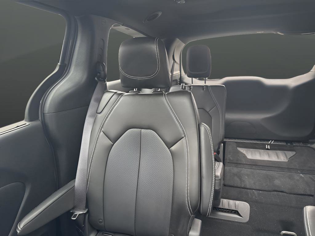 Used 2025 Chrysler Pacifica Select image 21