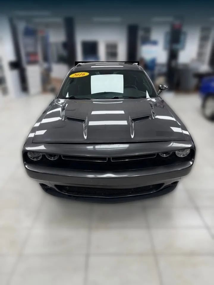 Used 2016 Dodge Challenger SXT image 2