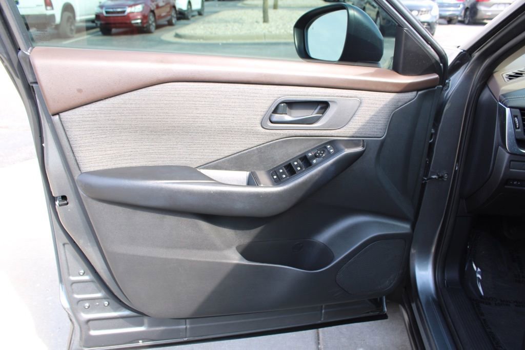 Used 2023 Nissan Rogue S image 17