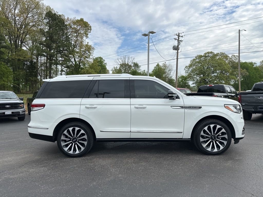 Used 2023 Lincoln Navigator Reserve image 2