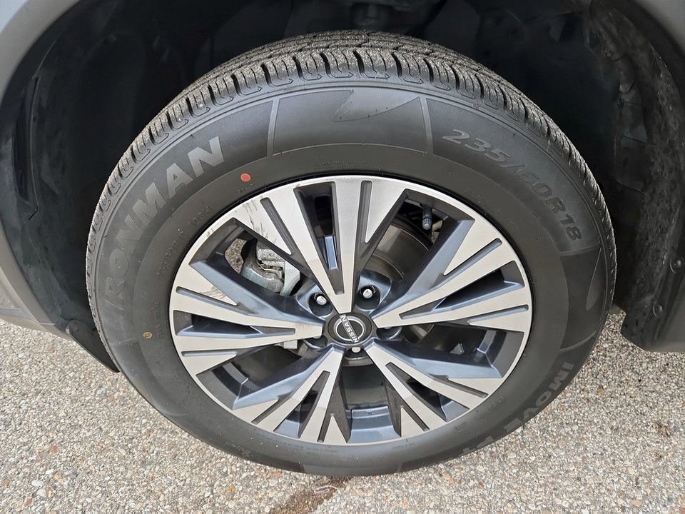 Used 2023 Nissan Rogue SV image 35