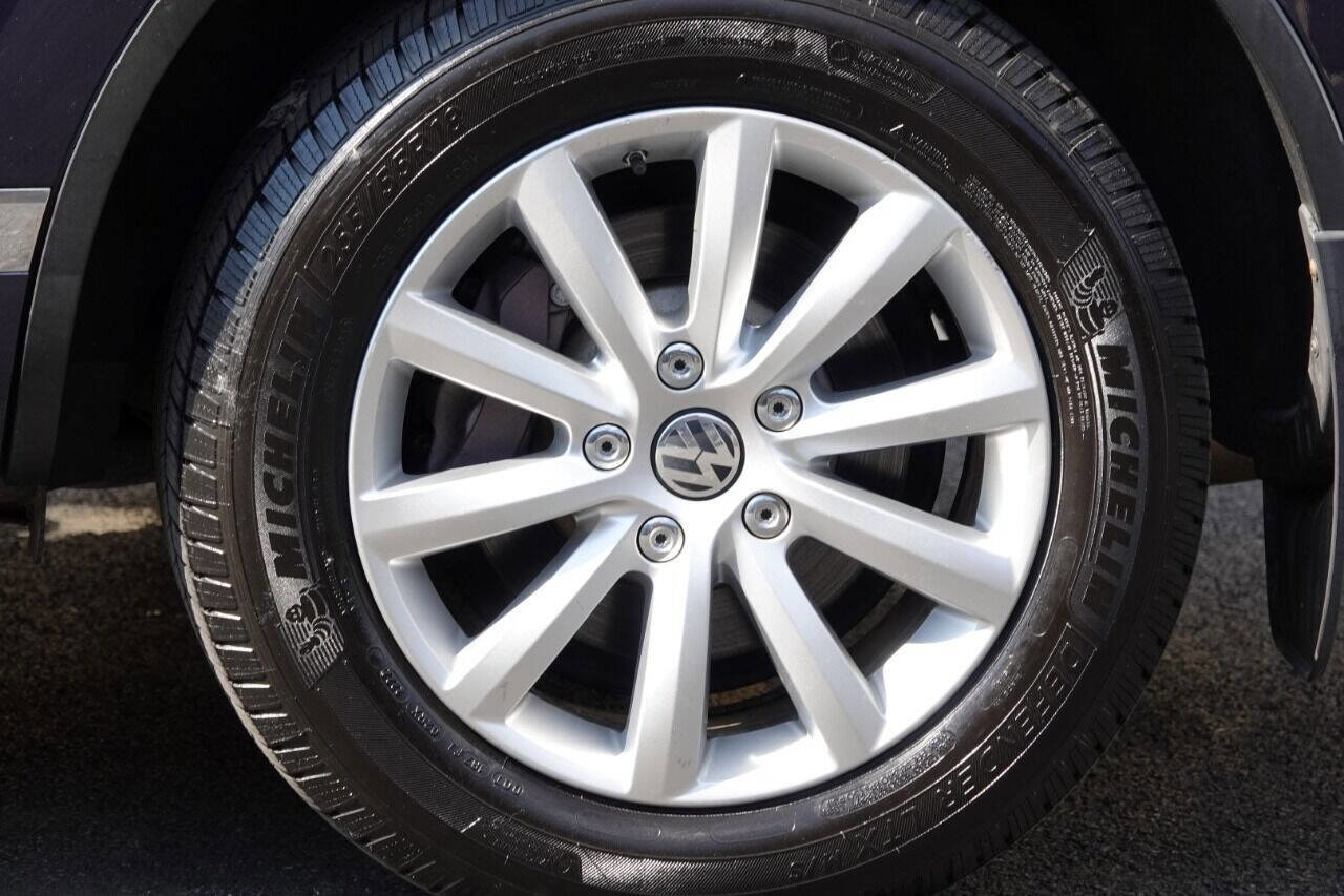 Used 2012 Volkswagen Touareg Sport image 95