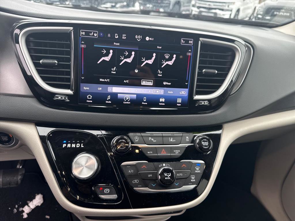 Used 2024 Chrysler Pacifica Touring-L image 11