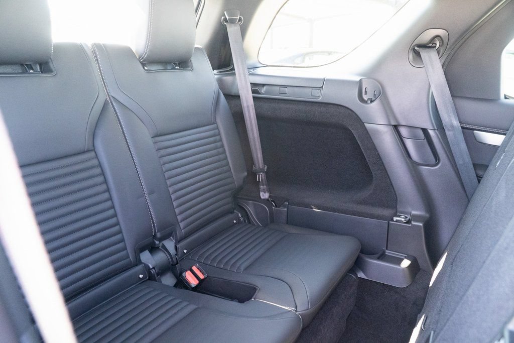 Used 2025 Land Rover Discovery Dynamic SE AWD/4WD image 30