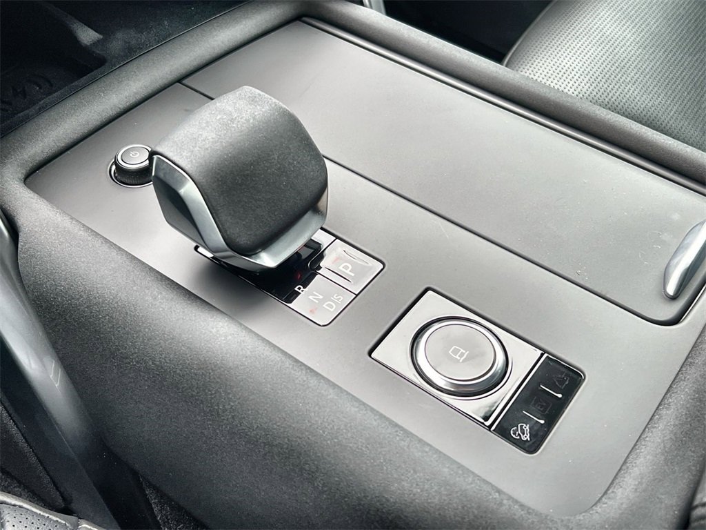 Certified 2025 Land Rover Discovery S image 28