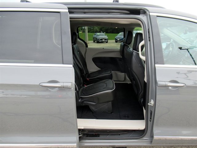 Used 2022 Chrysler Pacifica Limited image 19