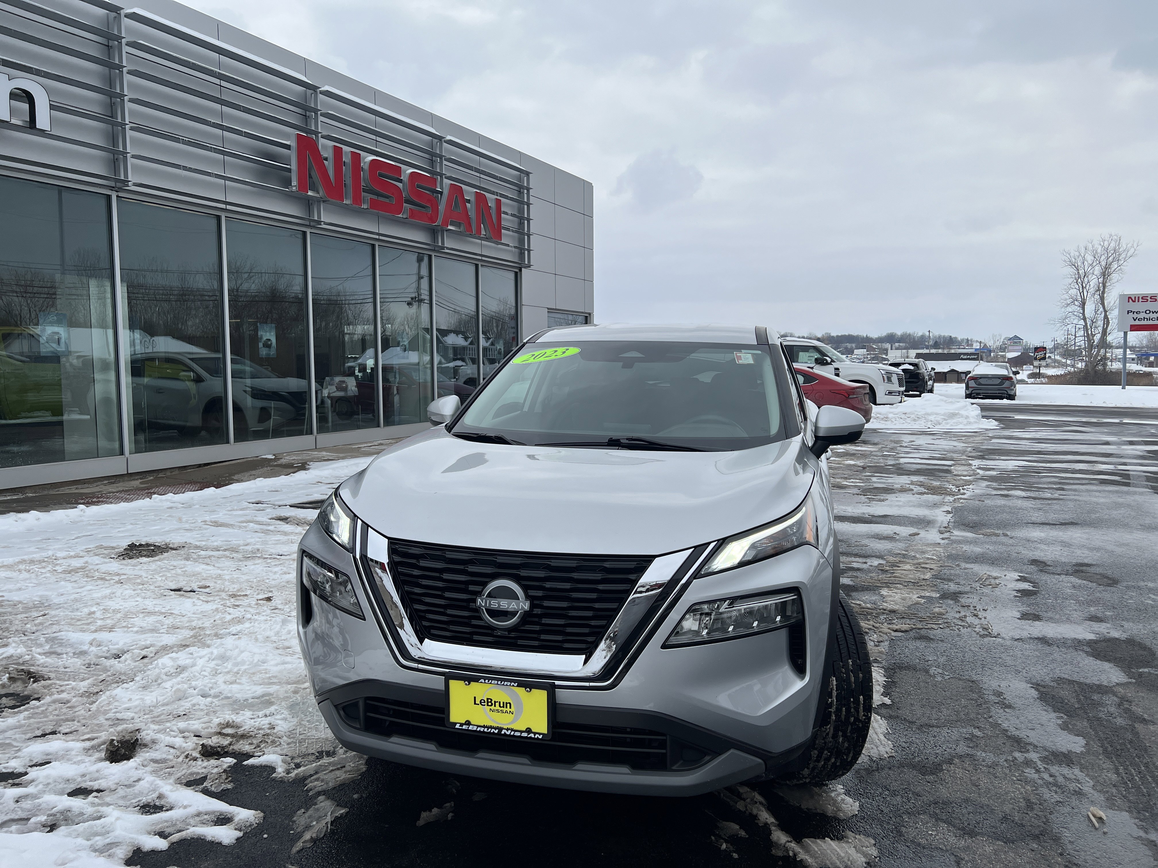 Used 2023 Nissan Rogue SV image 14